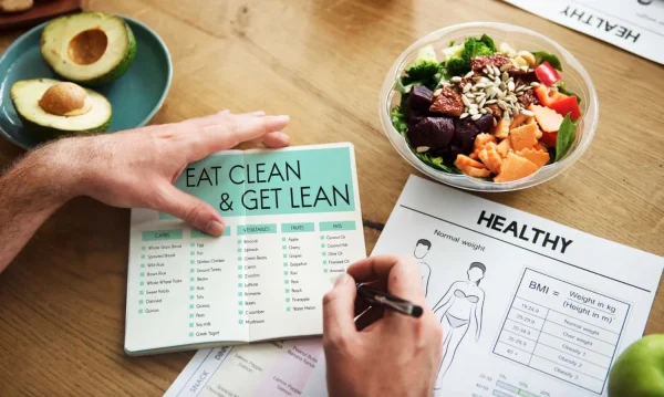 Reviewing a 'clean eating' plan with healthy food